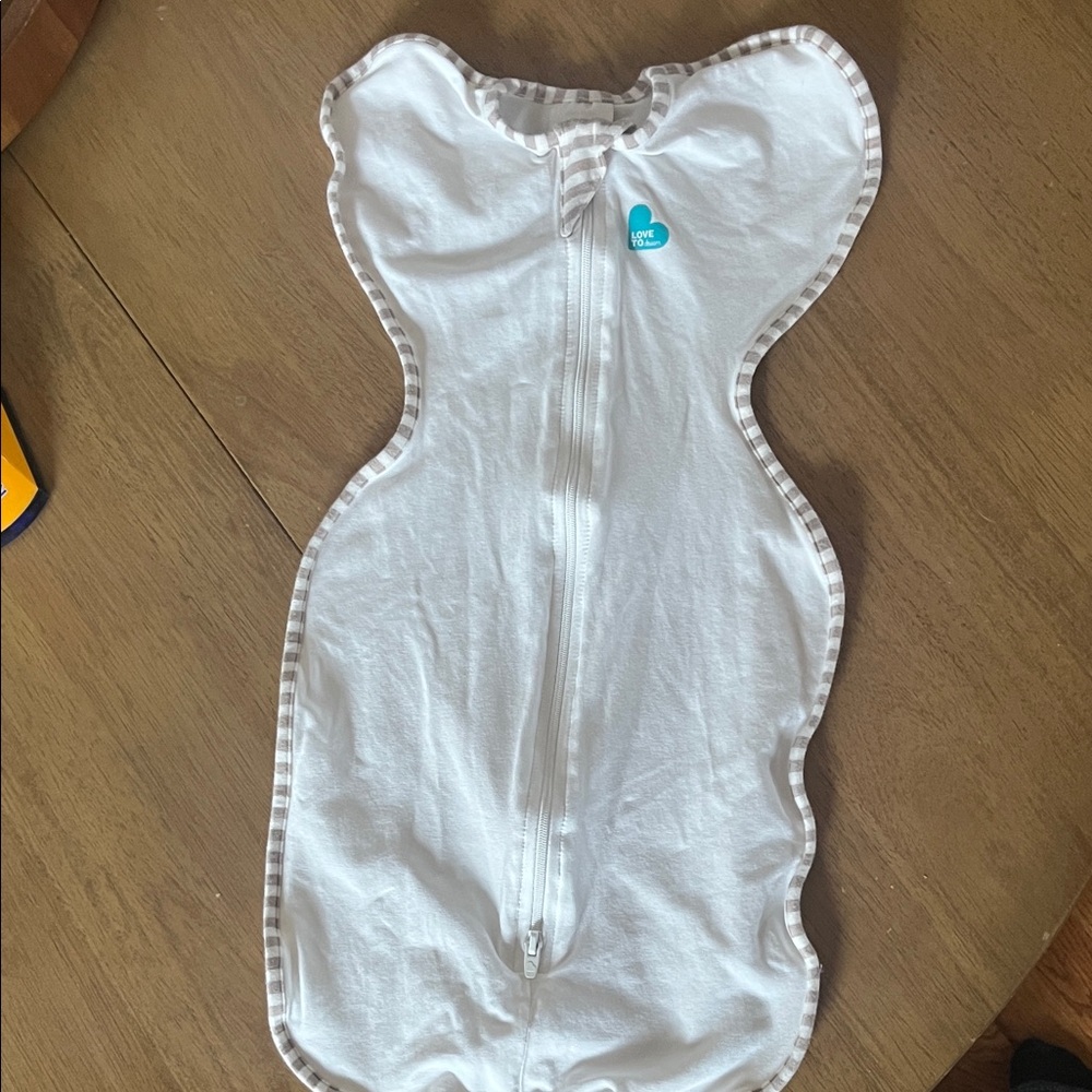 NWOT, Love To Dream, 1.0 tog newborn Swaddle with Zipper, white